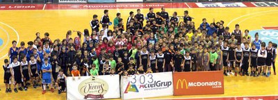 Foto de família dels jugadors que han participat en el rècord de cistelles en 5 minuts.