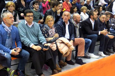 La tinent d'alcalde Montse Parra a la llotja, on també hi havia l'alcalde de Manresa i exgerent del Força Lleida, Valentí Junyent.