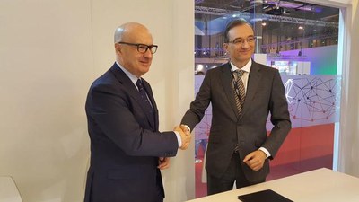 El tinent d’alcalde i regidor de Promoció de la Ciutat, Rafael Peris, i el director general de Renfe Viajeros, Ramon Azuara, han signat a FITUR la re….