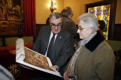L'alcalde ha fet entrega d'un obsequi a la representant de la Congregació.