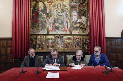 Un moment de la signatura de l'acord, a càrrec de l'alcalde, Àngel Ros, i la representant de la Congregació, Esperanza Miguel.