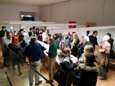 Els assistents a la inauguració van compartir una copa de cava després de l'acte.