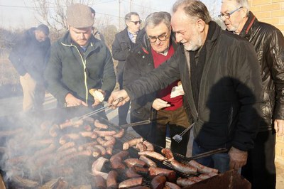 L'alcalde Ros ha saludat els assistents a l'esmorzar popular organitzat a la Cooperativa Agrícola Pràctica amb motiu de Sant Antoni Abat.