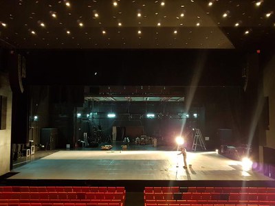 S’han canviat i pintat totes les lames de l’escenari dins de les actuacions de manteniment previstes a l’equipament.