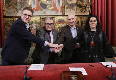 José Luis Aguilà (UGT), Àngel Ros, Rafael Peris i Cristina Rodríguez (CCOO), després de rubricar l'acord.