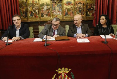 L'alcalde de Lleida, Àngel Ros, ha presidit la signatura del Pacte al Saló del Retaule.