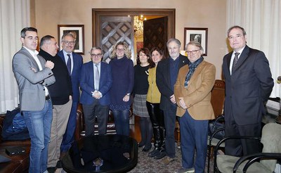 L'alcalde i diversos regidors amb membres del jurat i patrocinadors del concurs.