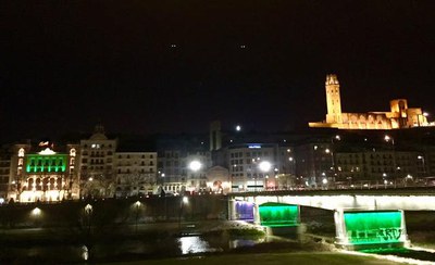 La panoràmica que Lleida mostrava aquest vespre en el Dia Mundial contra el Càncer..