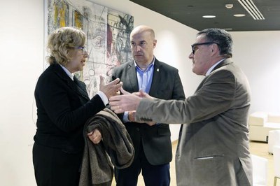 L'alcalde Ros, amb el tinent d'alcalde Rafael Peris, conversant amb l'alcaldessa de Madrid, Manuela Carmena.