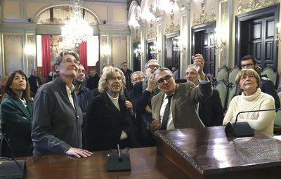 En la recepció oficial a l'alcaldessa, ha visitat el saló de sessions i les seves peces patrimonials com el tapís que presideix el saló, la carta pob….
