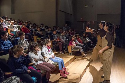 La companyia lleidatana Zum Zum Teatre ha representat "La gallina dels ous d'or" al Teatre Municipal Julieta Agustí (Espai 3) per a un miler de nens ….