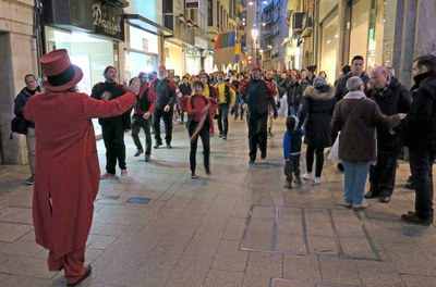 La Unió de Teatreros de Lleida han fet l'espectacle que ha iniciat el Carnaval a Lleida.