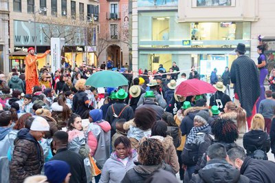 Rua de Carnestoltes, des de la plaça de Sant Joan fins a la plaça de Sant Llorenç, amb els infants i els adolescents, i les seves famílies, dels dife….