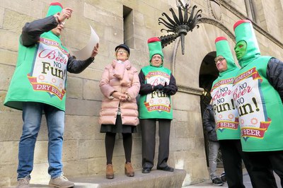 La Germandat Pau Pi ha presentat les credencials "birreres Carnavalesques" a les autoritats.