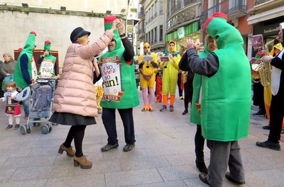 Música i ball a la plaça de la Paeria, amb la passejada "birresca" de la Germandat Pau Pi, pel Carnestoltes de Lleida.
