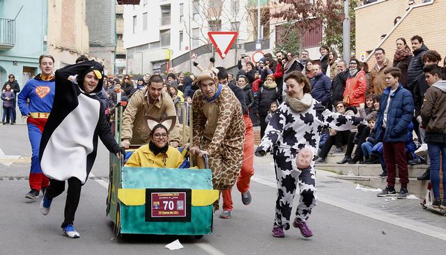 Els participants en la Cursa de Llits del Carnaval rodant a tota velocitat pel Centre Històric