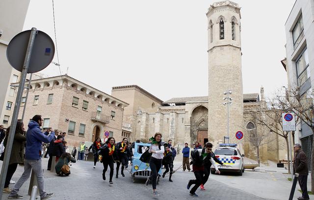 La sortida de la Cursa de Llits, a la plaça Sant Josep, davant l'església de Sant Llorenç