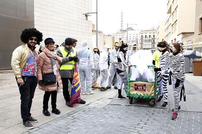 La tinent d'alcalde Monste Parra i els representants dels Castellers de Lleida, a la Cursa de Llits del Carnaval.