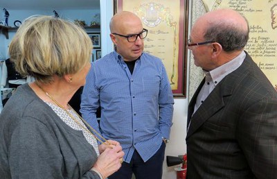 El tinent d'alcalde Rafael Peris conversant amb el president del Centro Galego, José Terceiro, abans de l'assemblea general de l'entitat.