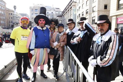 La tinent d'alcalde Montse Parra, amb la Germandat Pau Pi i representants dels Castellers, al Ball de Vermut del Carnaval de Lleida.