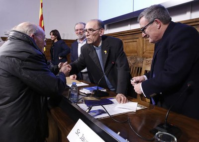 El paer en cap, Àngel Ros, a l'acte d'homenatge al poeta Jordi Pàmias, amb el president de la Diputació, Joan Reñé, i l'artista Víctor Pérez Pallarés….