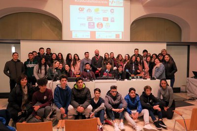 Alumnes del Fedac Lleida que han assistit a la jornada del Dia de la ràdio.