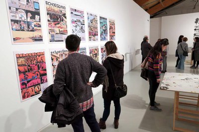 Alguns dels assistents han aprofitat per contemplar les obres exposades.