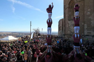 Els Castellers de Lleida han aixecat dos pilars davant de l'escenari.