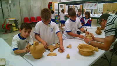 Alumnes de tercer de primaria del col·legi El Carme, en la visita que van fer a l'Arxiu Arqueològic al setembre.