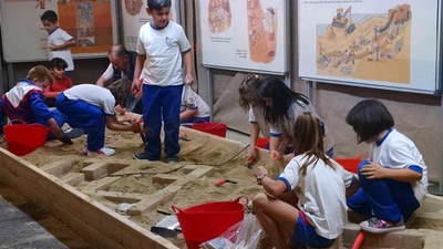 L’Arxiu Arqueològic de Lleida ofereix un curs més activitats amb escolars de la ciutat per divulgar el seu patrimoni i perquè els alumnes coneguin el….