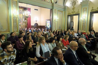 El Saló de Plens s'ha quedat petit pel reconeixement a les empreses solidàries.