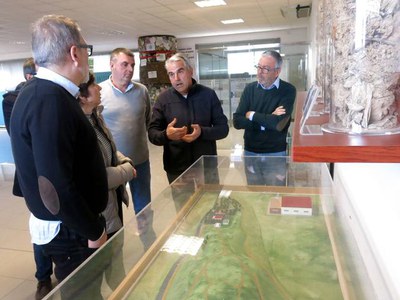 El president dels veïns de Vallcalent, Francesc Montardit, explica a Larrosa les necessitats que tenen per un local.
