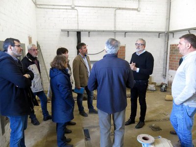 Larrosa ha visitat el magatzem que es vol acondicionar com a local pels veïns.