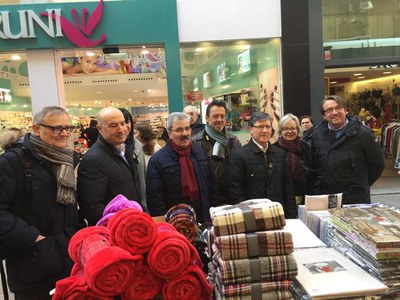 El tinent d’alcalde i regidor de Promoció de la Ciutat, Rafael Peris, acompanyada del president de l’Associació de Comerciants de l’Eix Comercial, Ll….