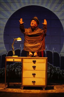 Una altra escena de l'obra de teatre "La nena dels pardals".