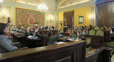 En l’apartat de les mocions, el ple ha donat suport a la defensa del model lingüístic i educatiu català, com a eina de cohesió social, així com també….