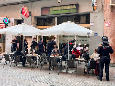 Operatiu Kanpai al carrer Cardenal Remolins.