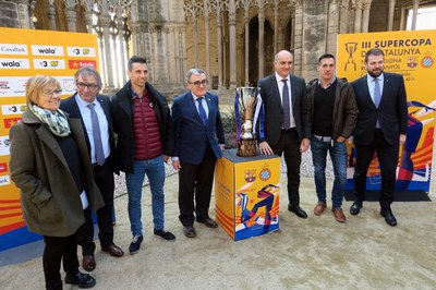 L'alcalde i altres responsables de l'organització amb els àrbitres lleidatans Xavier Estrada Fernández i Albert Català.