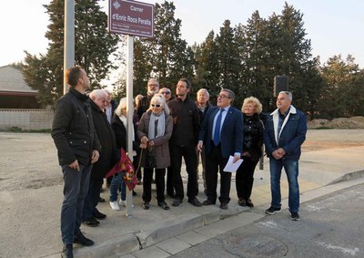 Les filles del músic i compositor Roca Peralta han descobert la placa del carrer que porta el nom del seu pare.