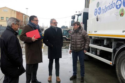 Josep Maria Tost i Fèlix Larrosa han conegut un model de vehicle híbrid de recollida de residus.