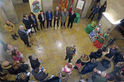 L'ofrena floral a Blas Infante s'ha fet aquest dimecres al Pati de la Paeria.