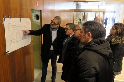 Els tècnics han explicat sobre el plànol les obres que s'han dut a terme al local i la seva nova configuració.