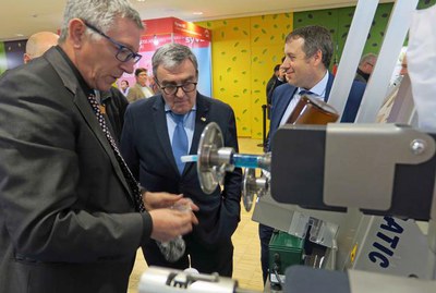 L'alcalde de Lleida ha saludat les empreses expositores dels congressos Porciforum i Nutriforum a la Llotja de Lleida.