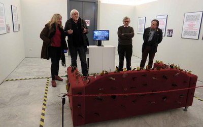 El 'Sofaart', la peça més singular de la mostra, una altra invitació de l'autor davant l'art.