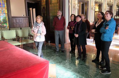 La tinent d'alcalde Montse Parra ha explicat la història de la Paeria als convidats.