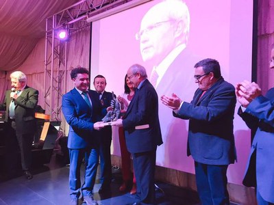 L'expresident Montilla rep el premi de mans del president de la Casa de Andalucía.