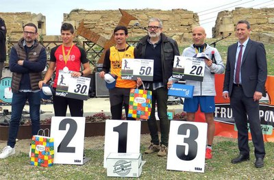 El tinent d'alcalde Fèlix Larrosa ha lliurat el trofeu al guanyador de la cursa.