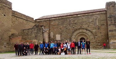 Foto de família de guanyadors i patrocinadors, davant el Castell dels Templers.