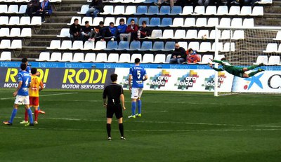 També el porter del Lleida s'ha hagut de lluir.