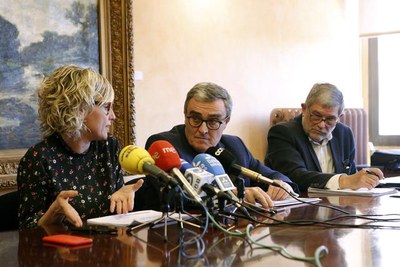 La tinent d'alcalde Montse Mínguez, al costat de l'alcalde, explicant el detall dels comptes.